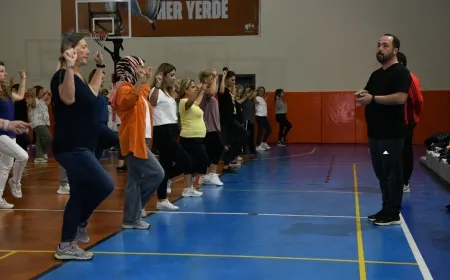 Balıkesir'de Cumhuriyet’in 101. yılında 500 kişiden dev zeybek gösterisi