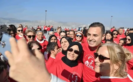 Cumhuriyet için 7’den 70’e zeybek oynadılar