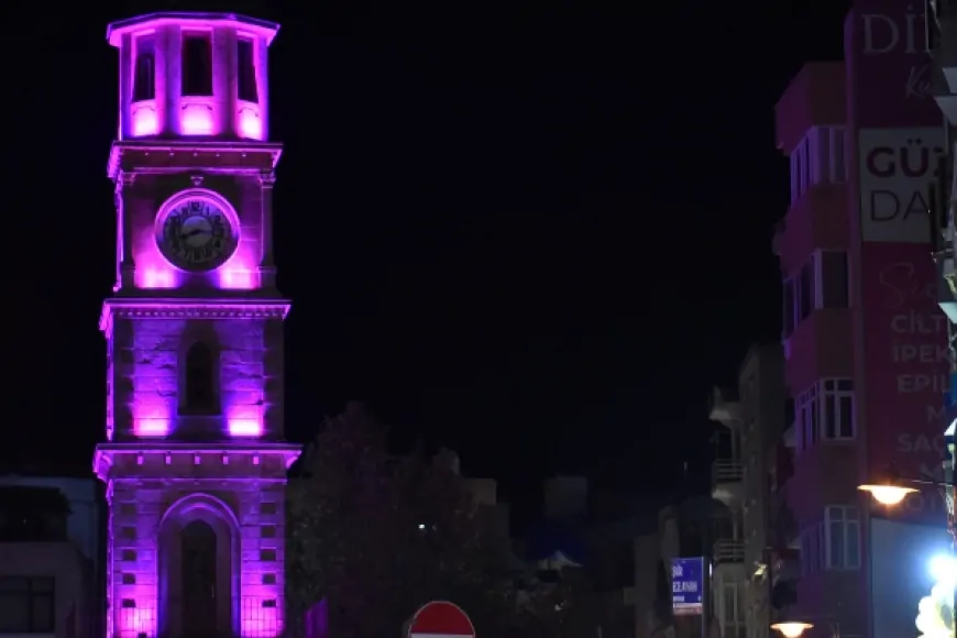 Meme kanseri farkındalığı için Çanakkale'nin Saat Kulesi ve Truva Atı, pembe renkte ışıklandırıldı