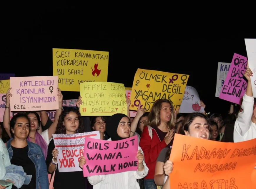 Kadın cinayetleri Çanakkale'de protesto edildi