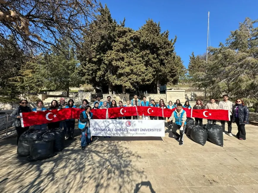 Gönüllü Üniversite Öğrencileri Şehitliği Dip Bucak Temizledi