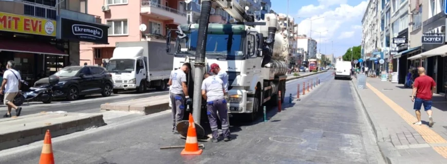 Atatürk Caddesi’nde Altyapı ve Temizlik Çalışmaları Sürüyor