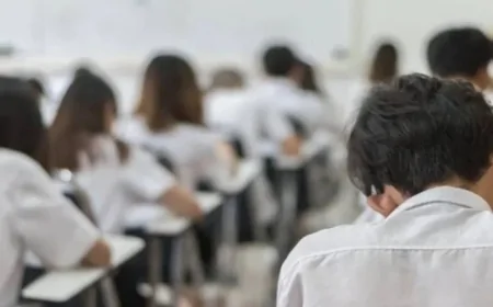 Bursa'da ortak kullanılan okul binasına 'erkek öğrenciler girmesin' yazısı