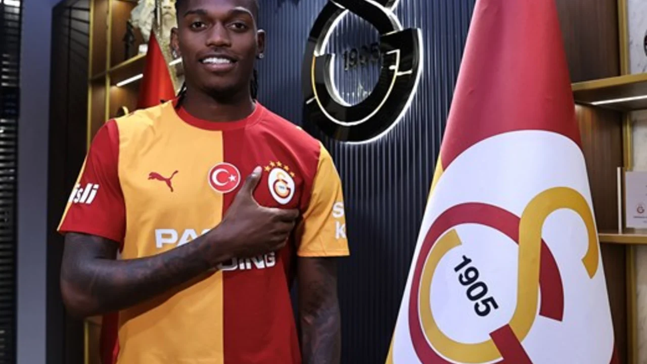 Rafael Leao hangi mevkide oynuyor? Galatasaray’da rolü ne olacak?