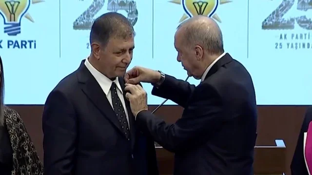 İzmir Büyükşehir Belediye Başkanı Cemil Tugay AKP'ye katıldı