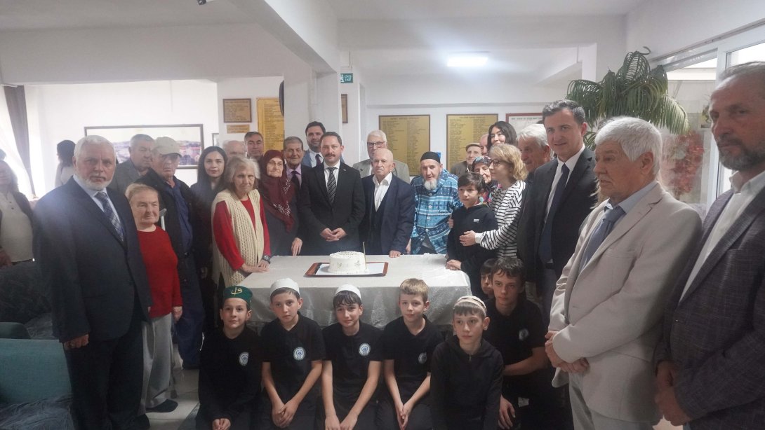 Biga’da Öğrenciler ile Huzurevi Sakinleri Aynı Programda Buluştu